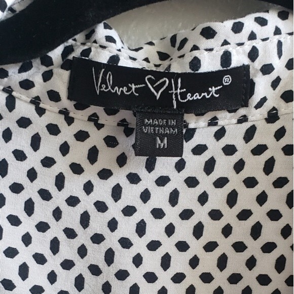 Velvet heart Black and white long sleeved button front print blouse size medium - Picture 5 of 5